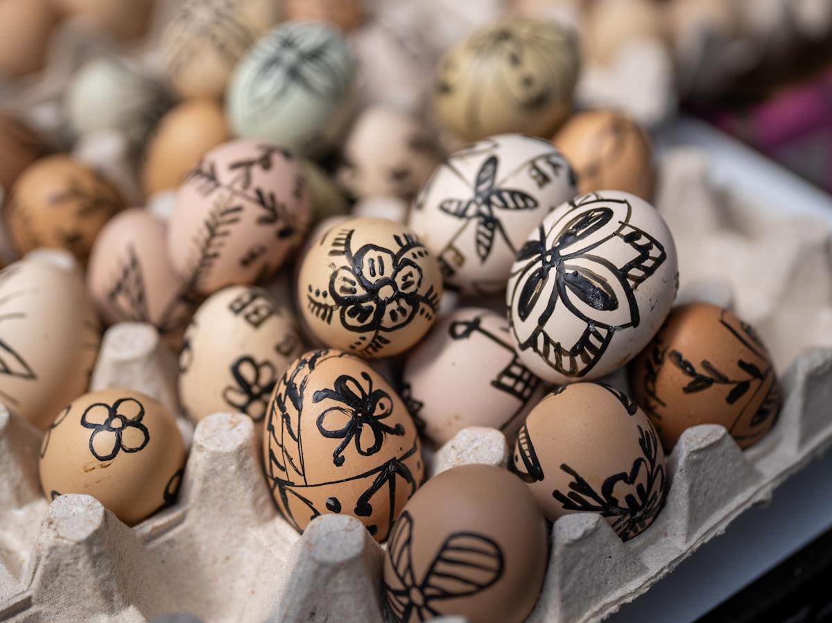 Cene običnih i farbanih jaja pred Uskrs
