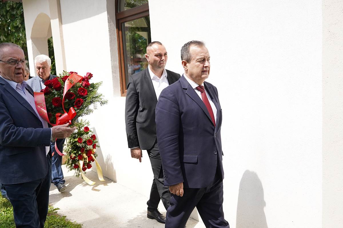 Bata živojinović ekshumacija (5).jpg