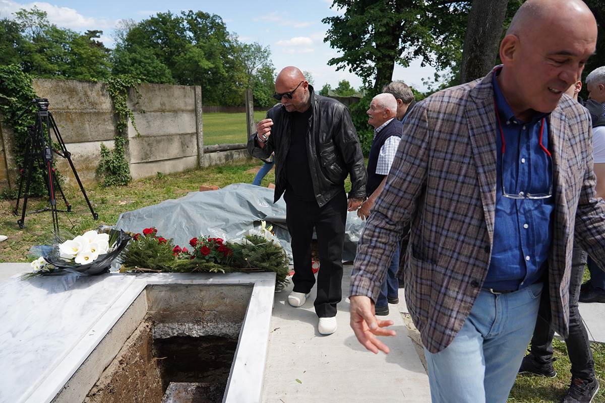 Bata živojinović ekshumacija (8).jpg