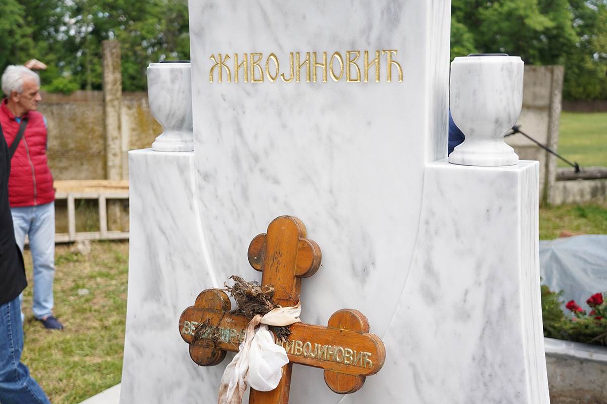 Bata živojinović ekshumacija (9).jpg