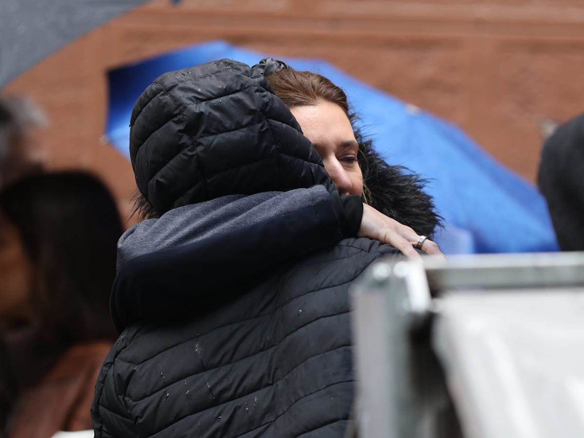 Roditelji žrtava se okupili ispred škole Vladislav Ribnikar