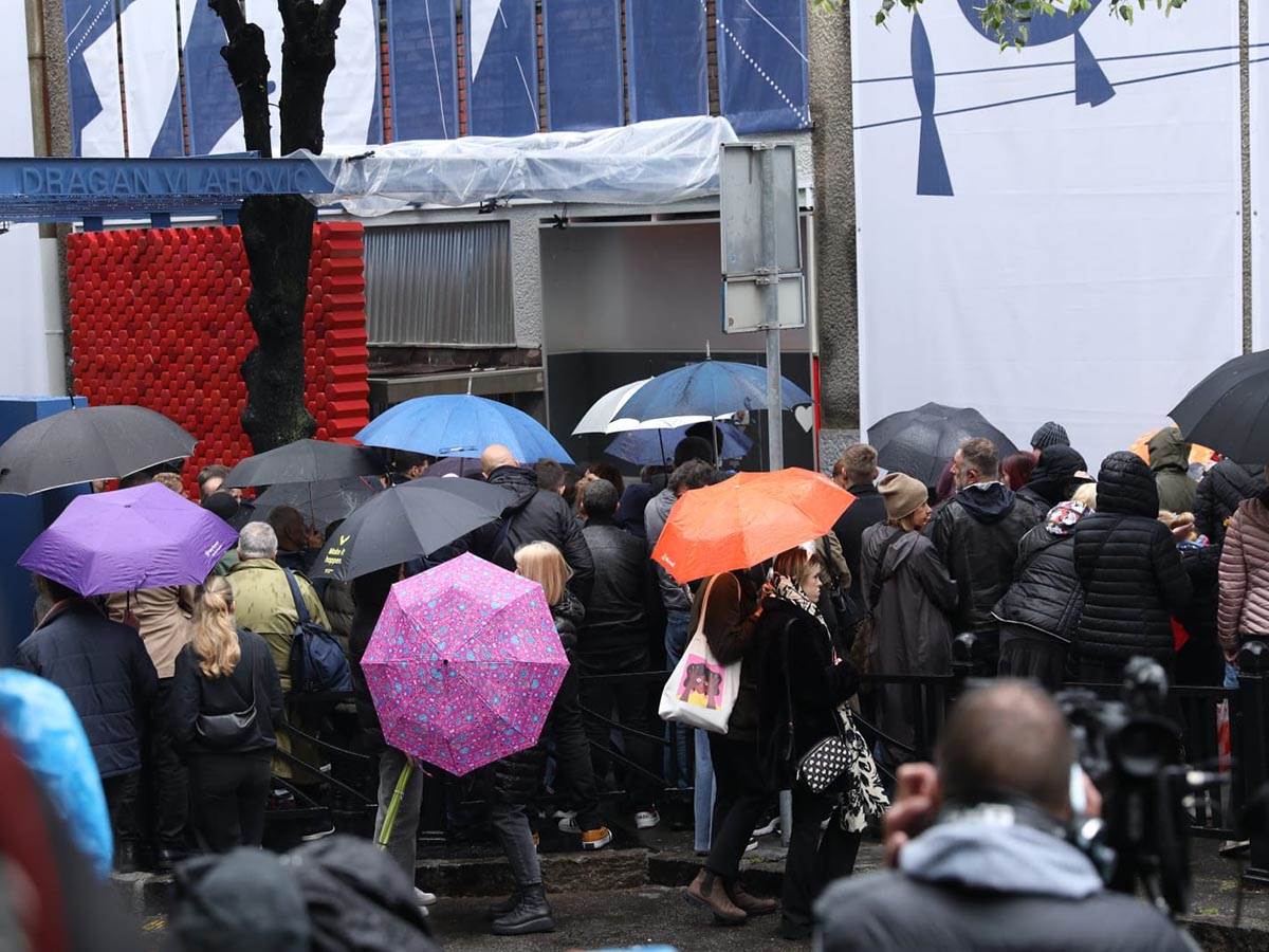 Roditelji žrtava se okupili ispred škole Vladislav Ribnikar