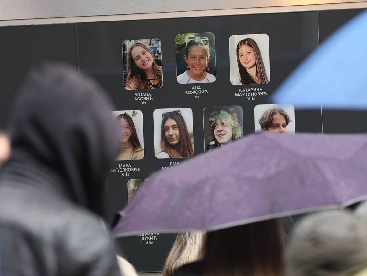 Roditelji žrtava se okupili ispred škole Vladislav Ribnikar