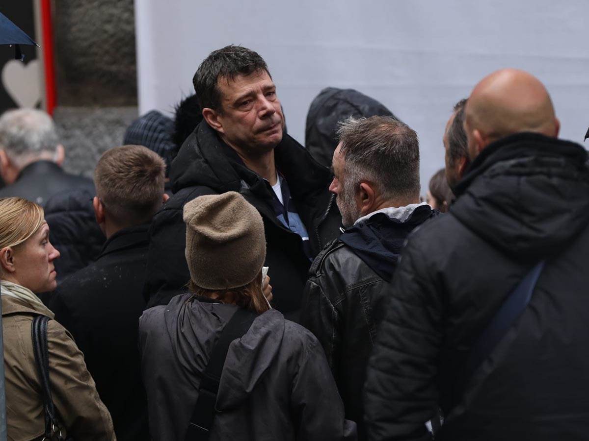 Roditelji žrtava se okupili ispred škole Vladislav Ribnikar