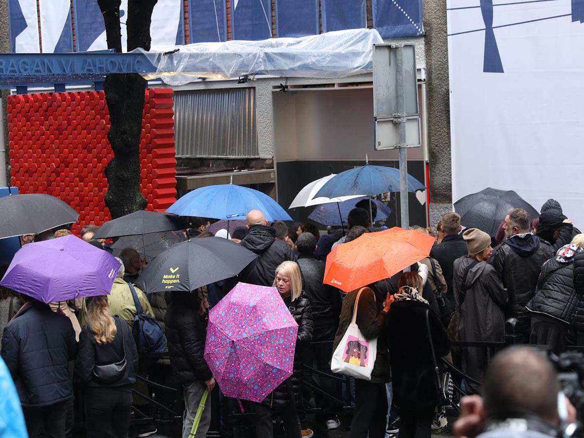 Roditelji žrtava se okupili ispred škole Vladislav Ribnikar