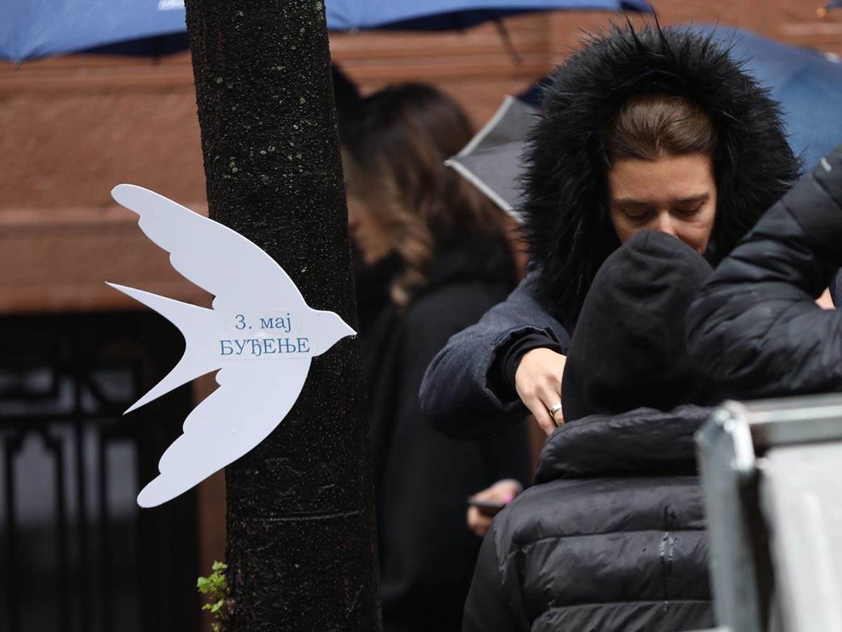 Roditelji žrtava se okupili ispred škole Vladislav Ribnikar