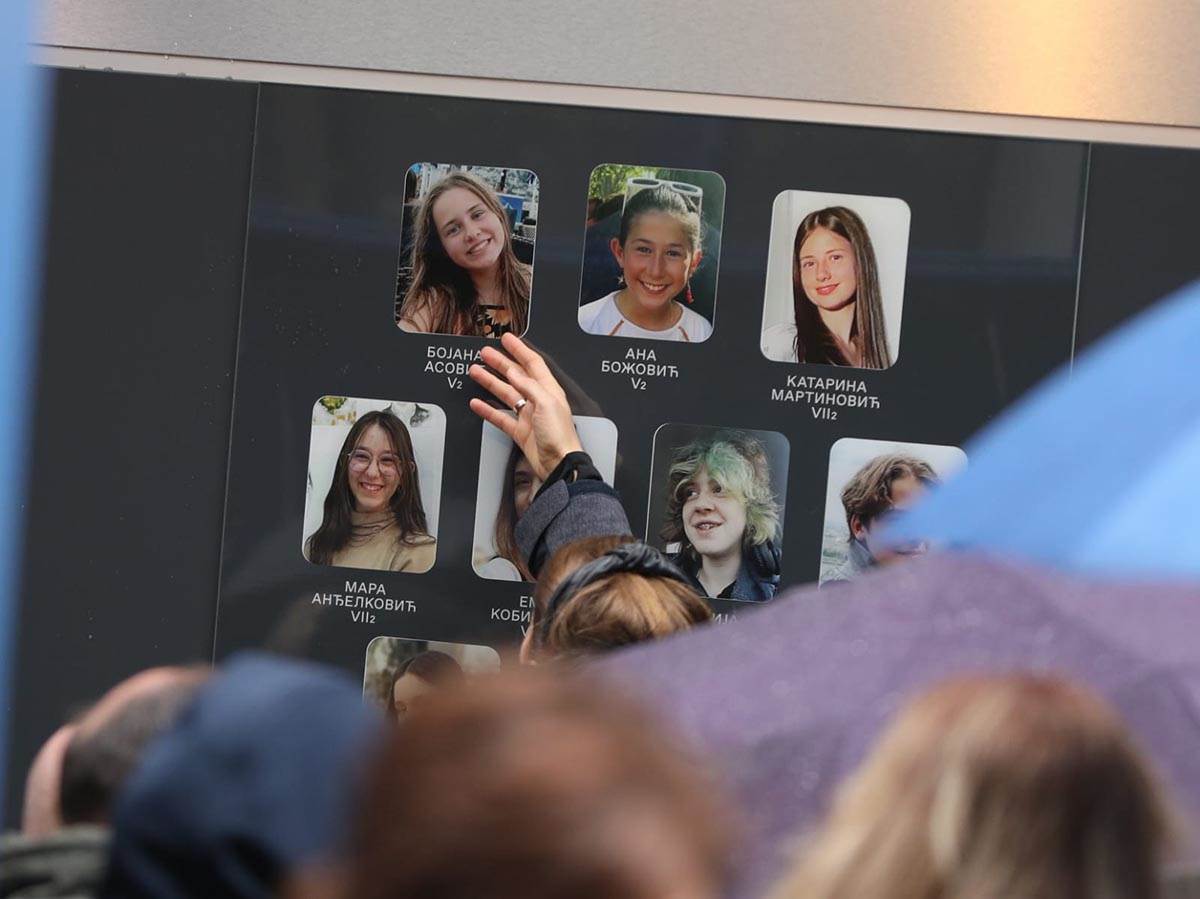 Roditelji žrtava se okupili ispred škole Vladislav Ribnikar