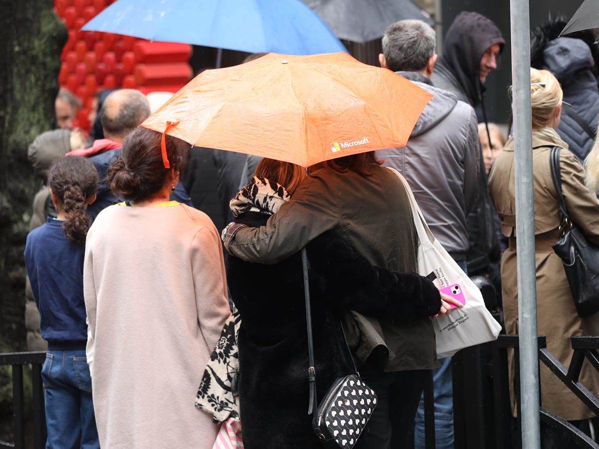 Roditelji žrtava se okupili ispred škole Vladislav Ribnikar