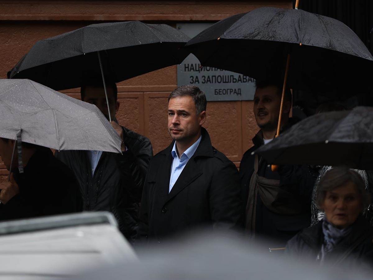 Roditelji žrtava se okupili ispred škole Vladislav Ribnikar