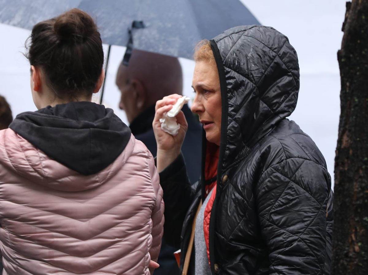 Roditelji žrtava se okupili ispred škole Vladislav Ribnikar