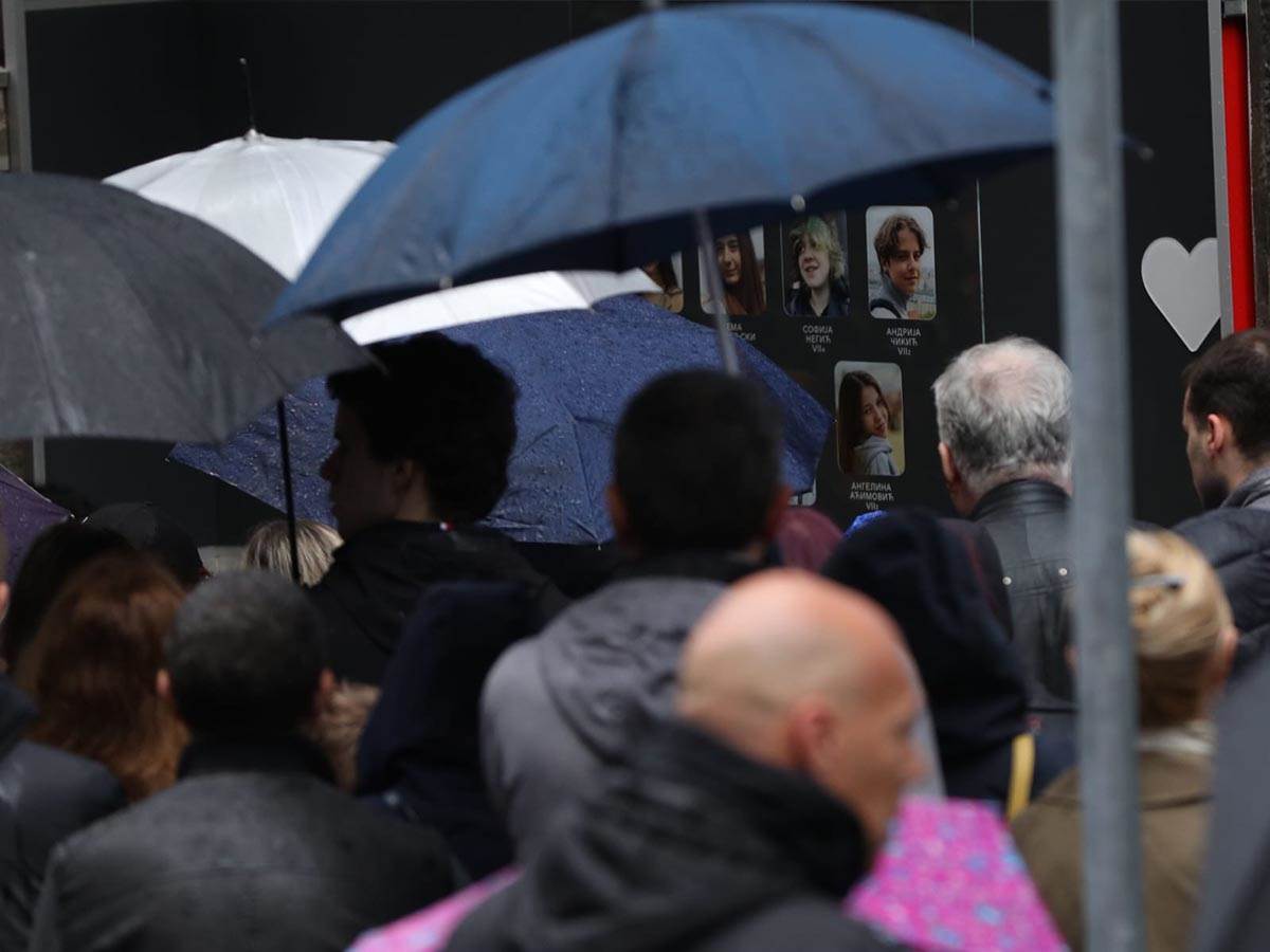 Roditelji žrtava se okupili ispred škole Vladislav Ribnikar