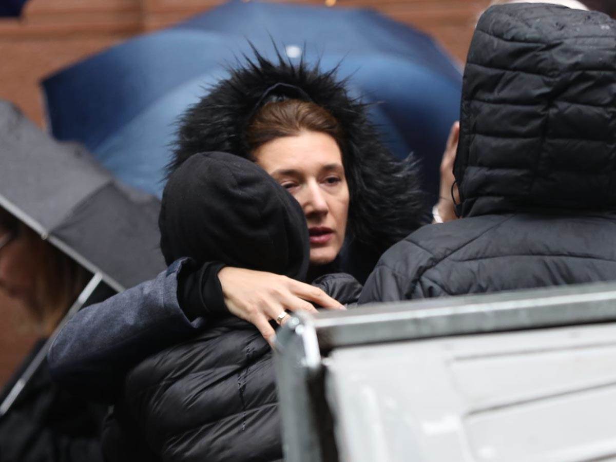 Roditelji žrtava se okupili ispred škole Vladislav Ribnikar