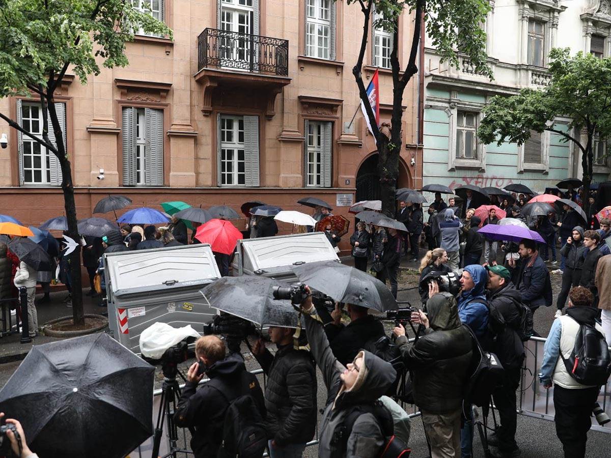 Roditelji žrtava se okupili ispred škole Vladislav Ribnikar