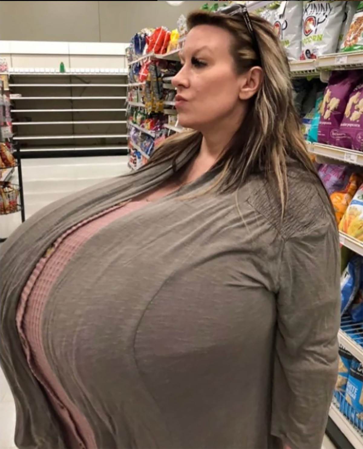 Žena sa najvećim grudima (4).jpg