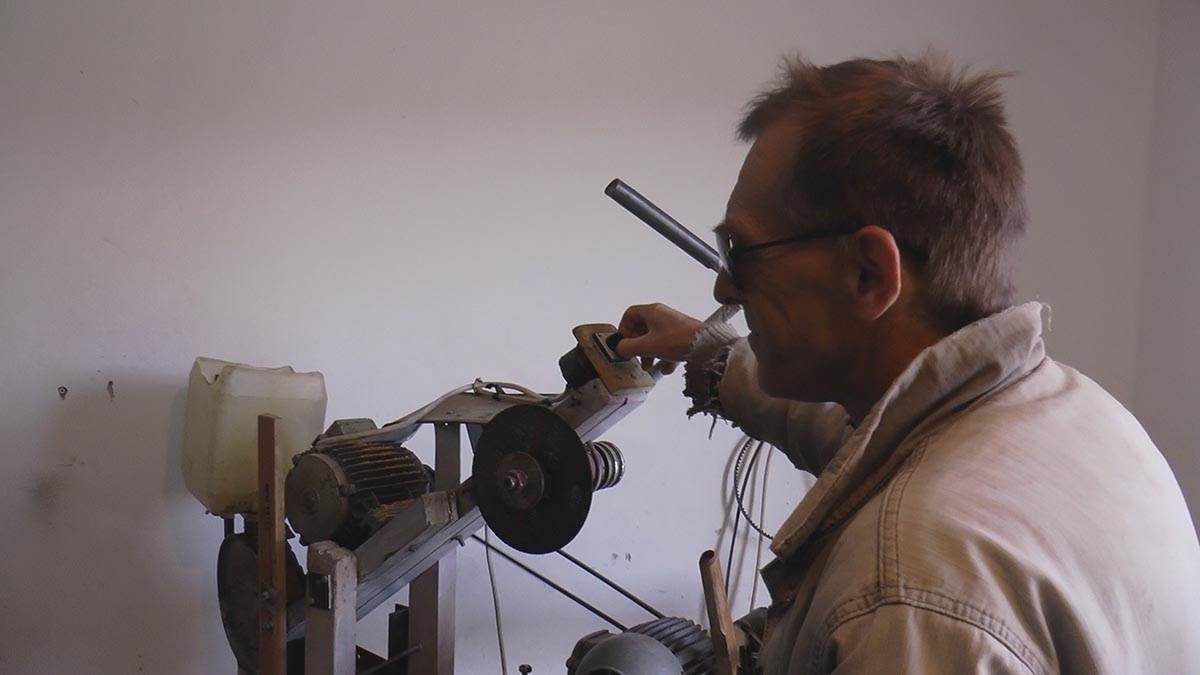 potpuno slep vešto barata oštrim strugom (1).jpg