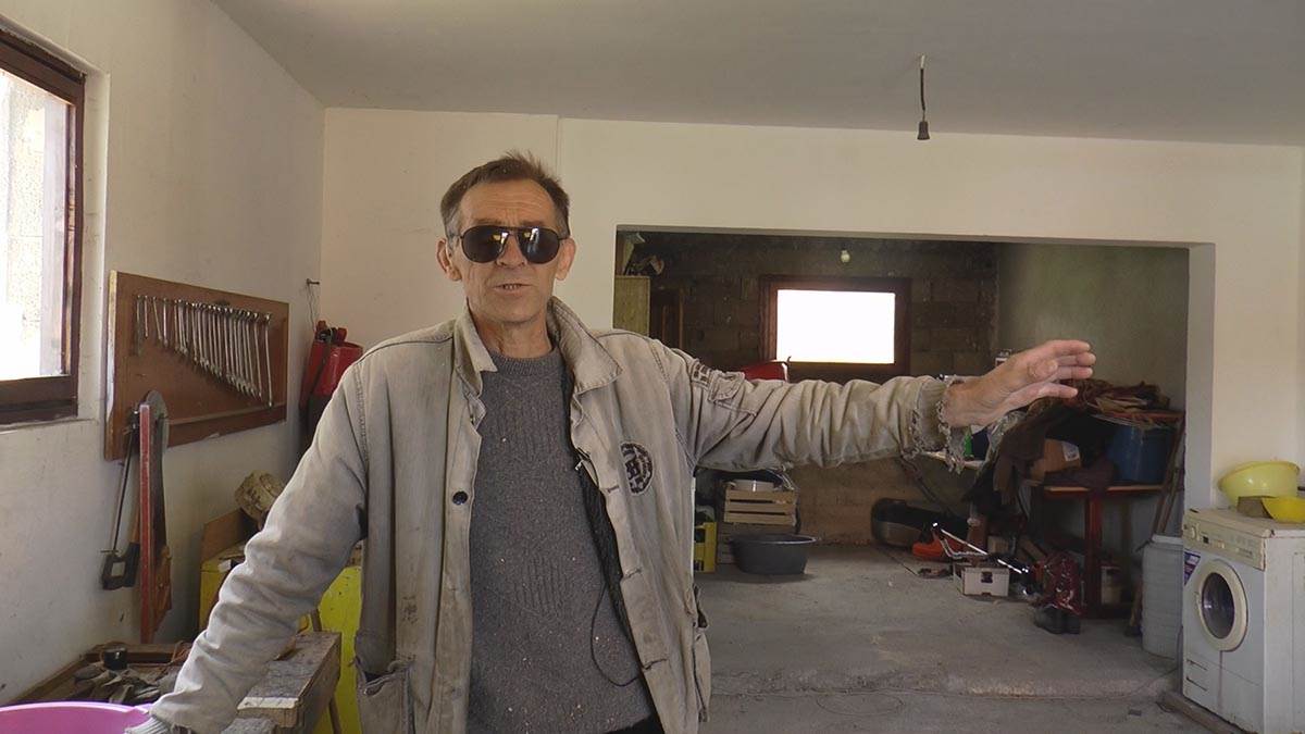 potpuno slep vešto barata oštrim strugom (2).jpg