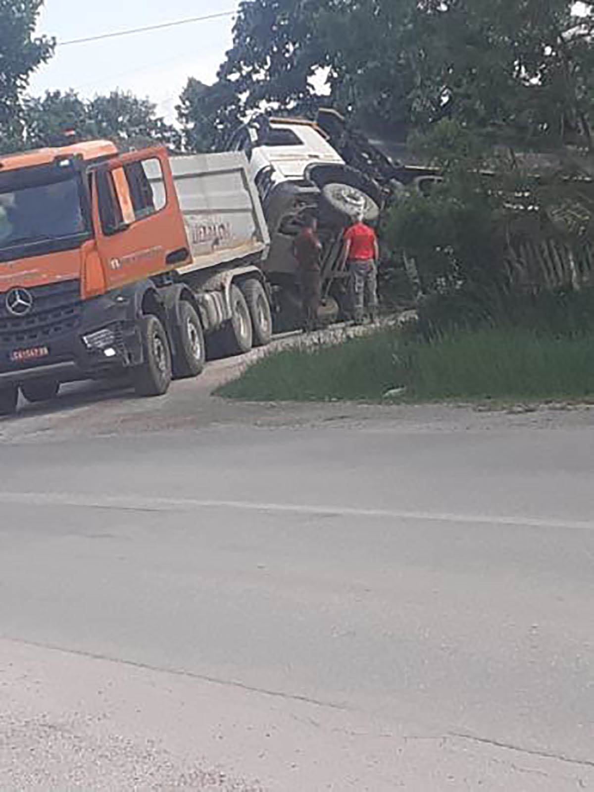Prevrnuo se građevinski kamion  (1).jpg