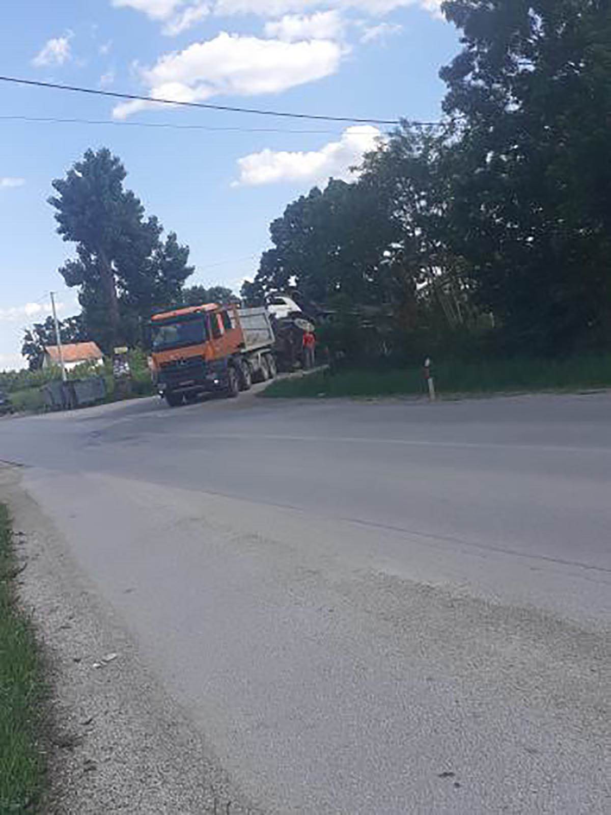 Prevrnuo se građevinski kamion  (3).jpg