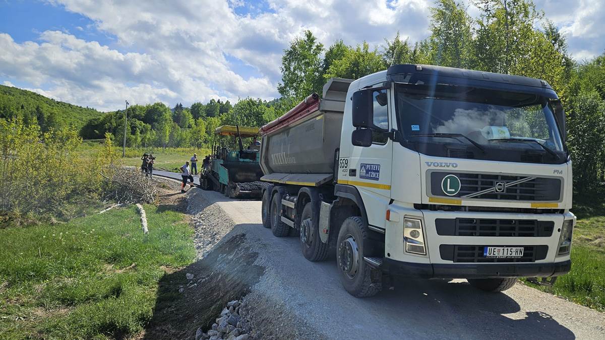 Strahinji predsednik lično obećao asfaltni put i to ispunio (4).jpg