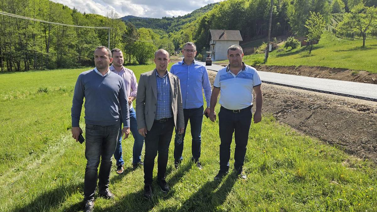 Strahinji predsednik lično obećao asfaltni put i to ispunio (5).jpg