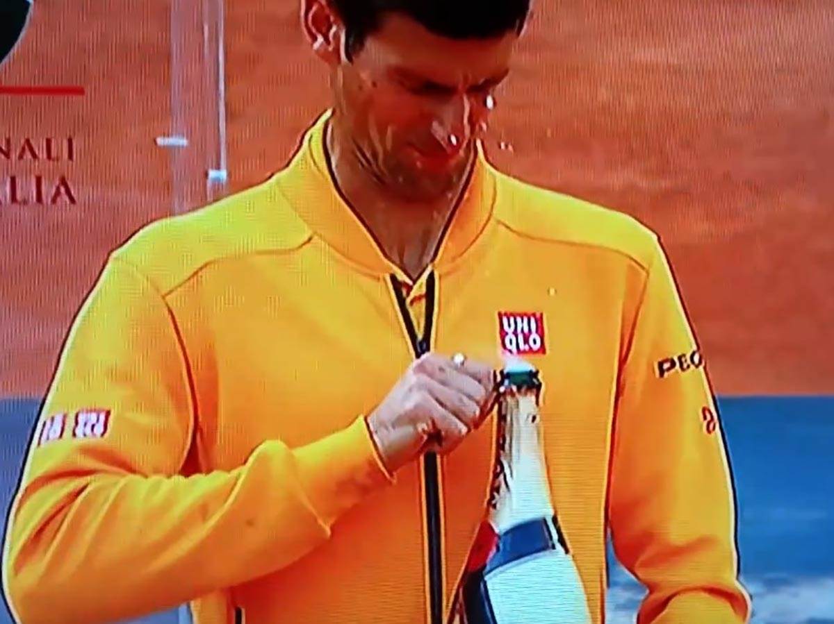 novak djoković otvara šampanjac (4).jpg
