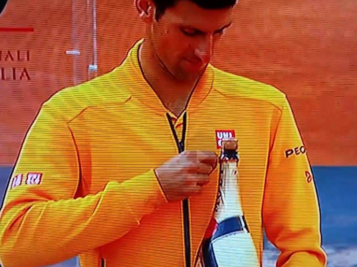 novak djoković otvara šampanjac (1).jpg