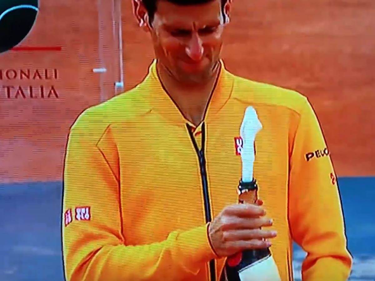 novak djoković otvara šampanjac (2).jpg