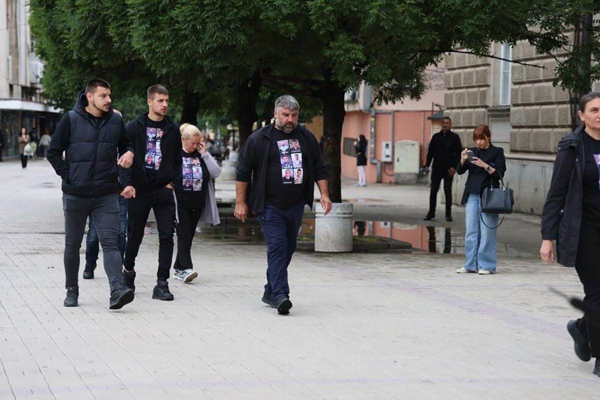 Članovi porodica žrtava Uroša Blažića (6).jpg