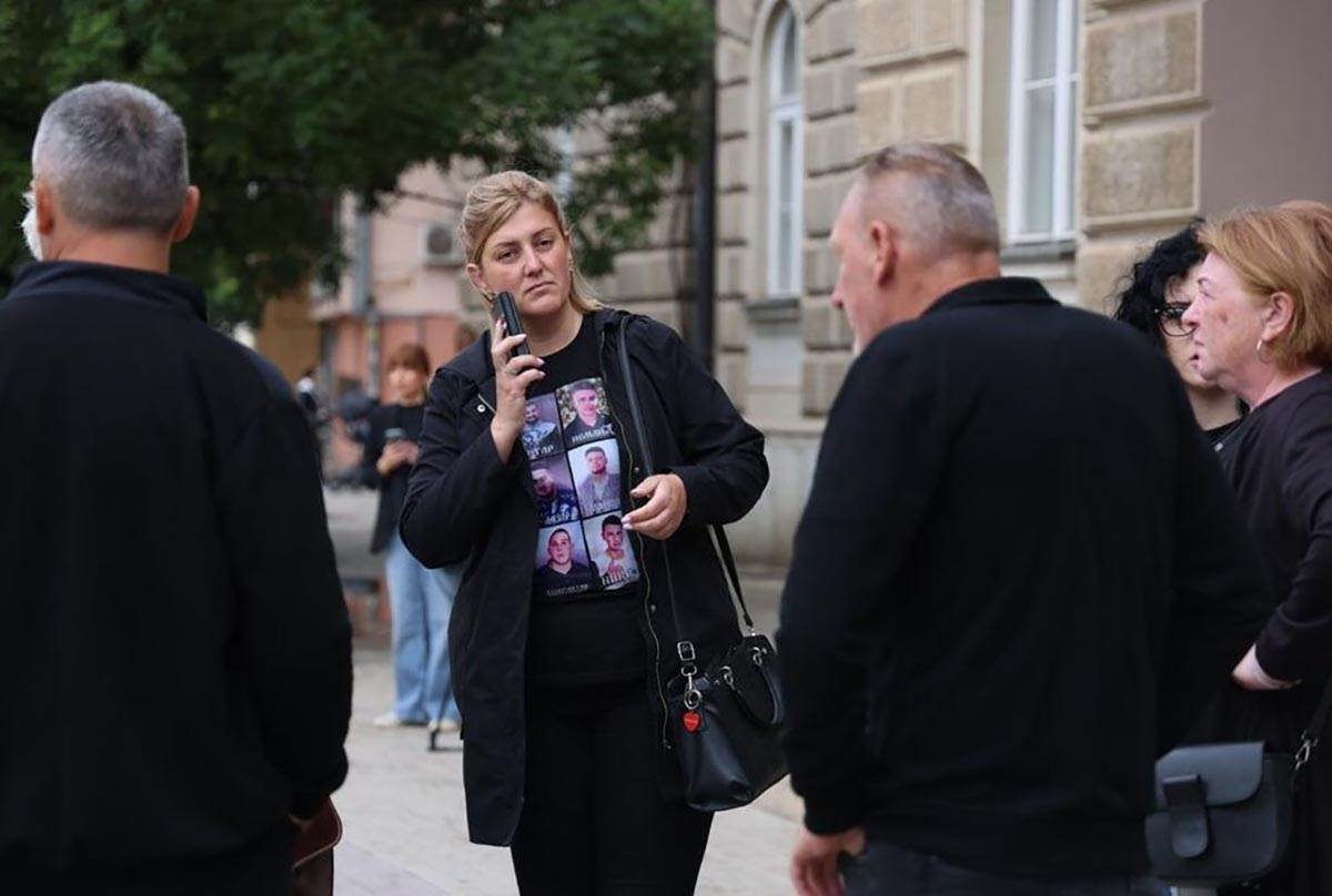 Članovi porodica žrtava Uroša Blažića (8).jpg