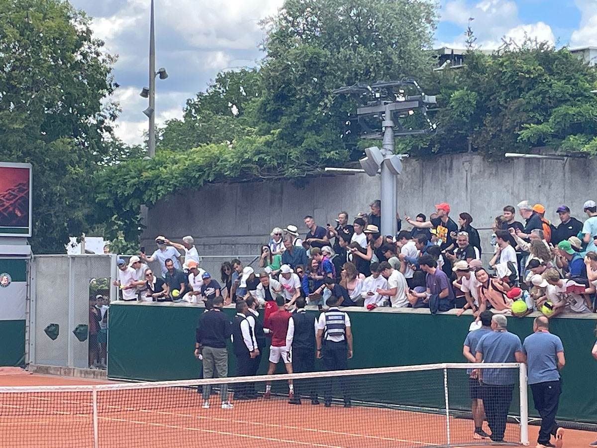 Novak i obezbedjenje (4) copy.jpg