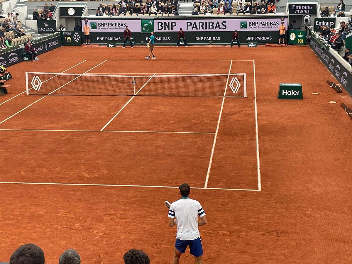 Miomir Kecmanović predao meč Danilu Medvedevu na Rolan Garosu