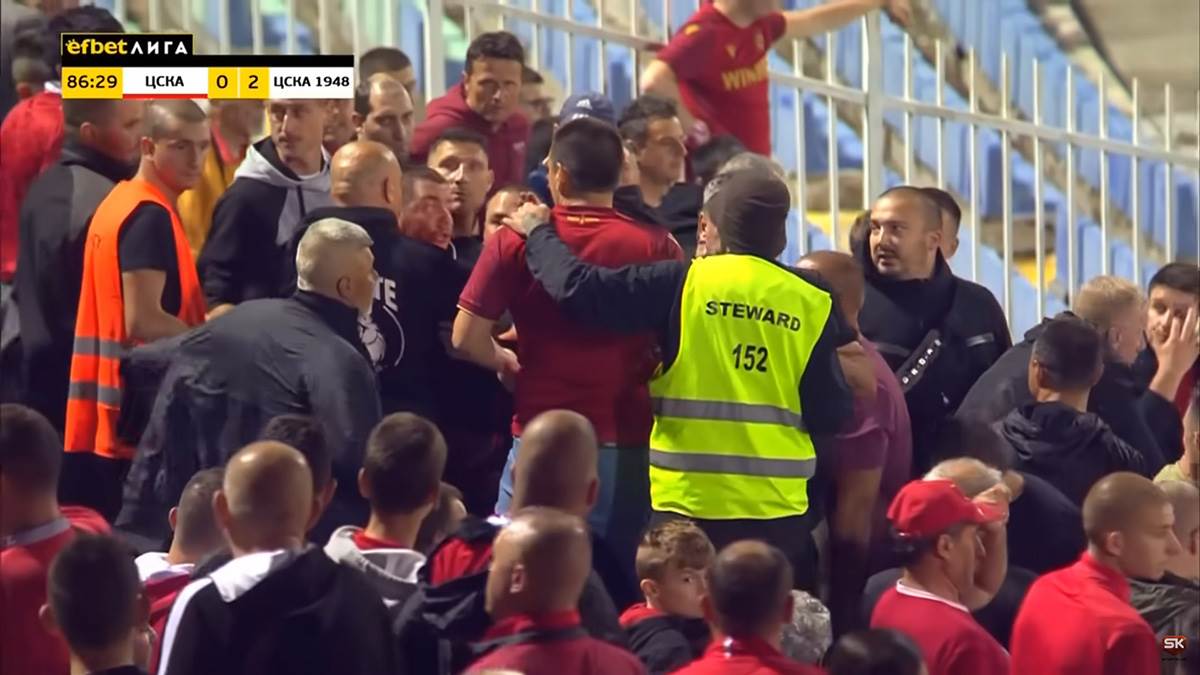 Navijači CSKA Upali Na Teren, Ne Da Se Tuku Nego Da Lome  (2) copy.jpg