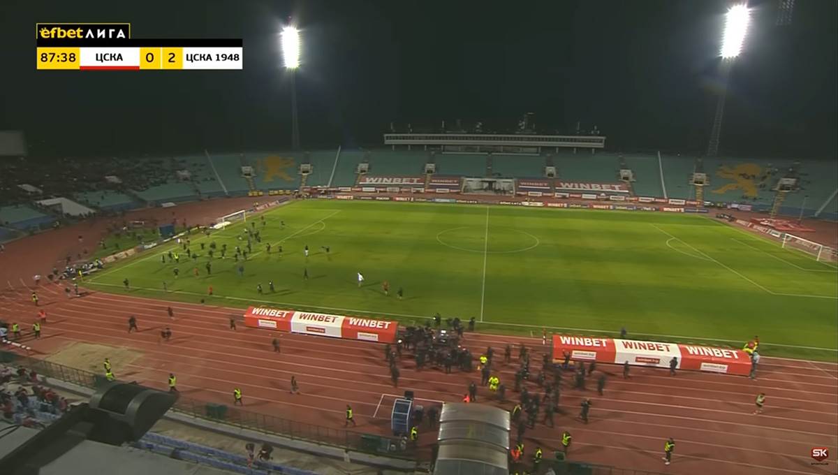 Navijači CSKA Upali Na Teren, Ne Da Se Tuku Nego Da Lome  (6) copy.jpg