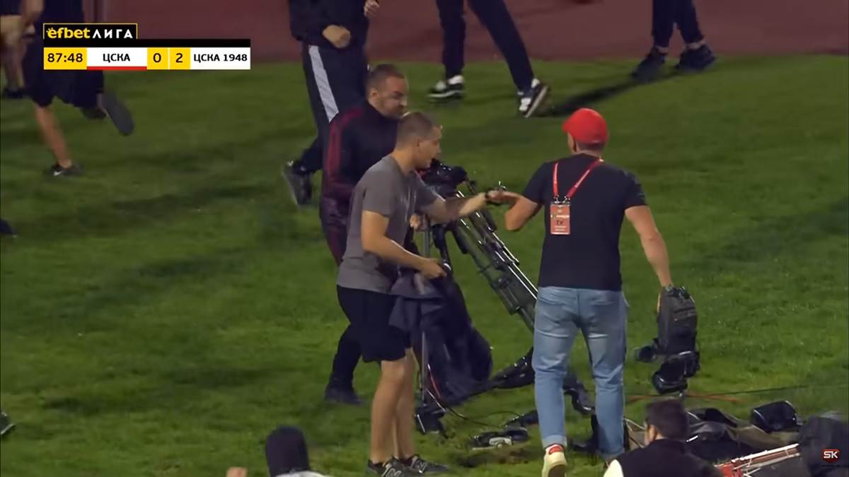 Navijači CSKA Upali Na Teren, Ne Da Se Tuku Nego Da Lome  (7) copy.jpg