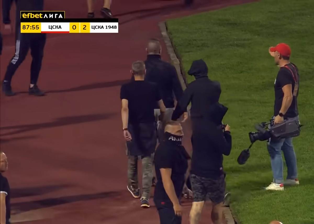 Navijači CSKA Upali Na Teren, Ne Da Se Tuku Nego Da Lome  (8) copy.jpg
