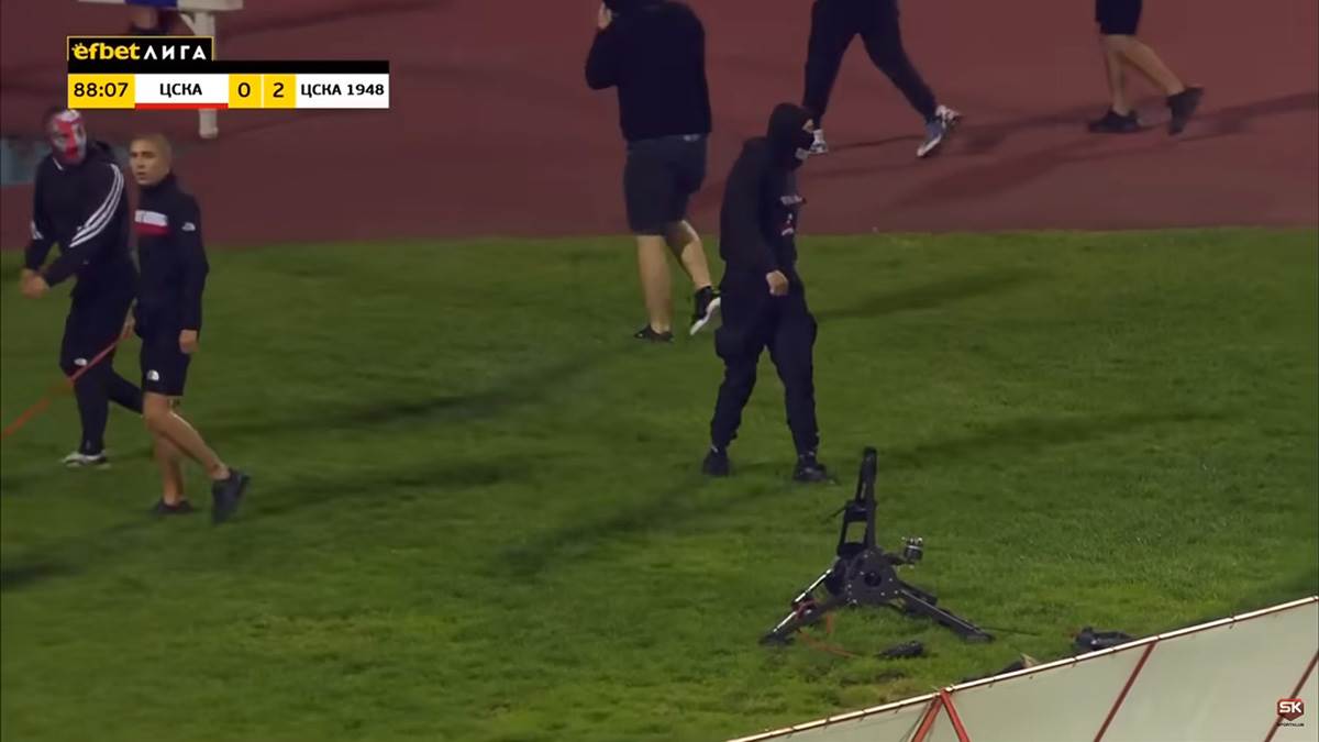 Navijači CSKA Upali Na Teren, Ne Da Se Tuku Nego Da Lome  (9) copy.jpg