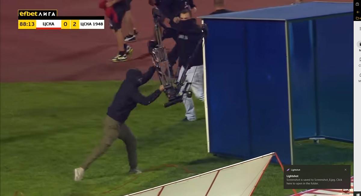 Navijači CSKA Upali Na Teren, Ne Da Se Tuku Nego Da Lome  (10) copy.jpg