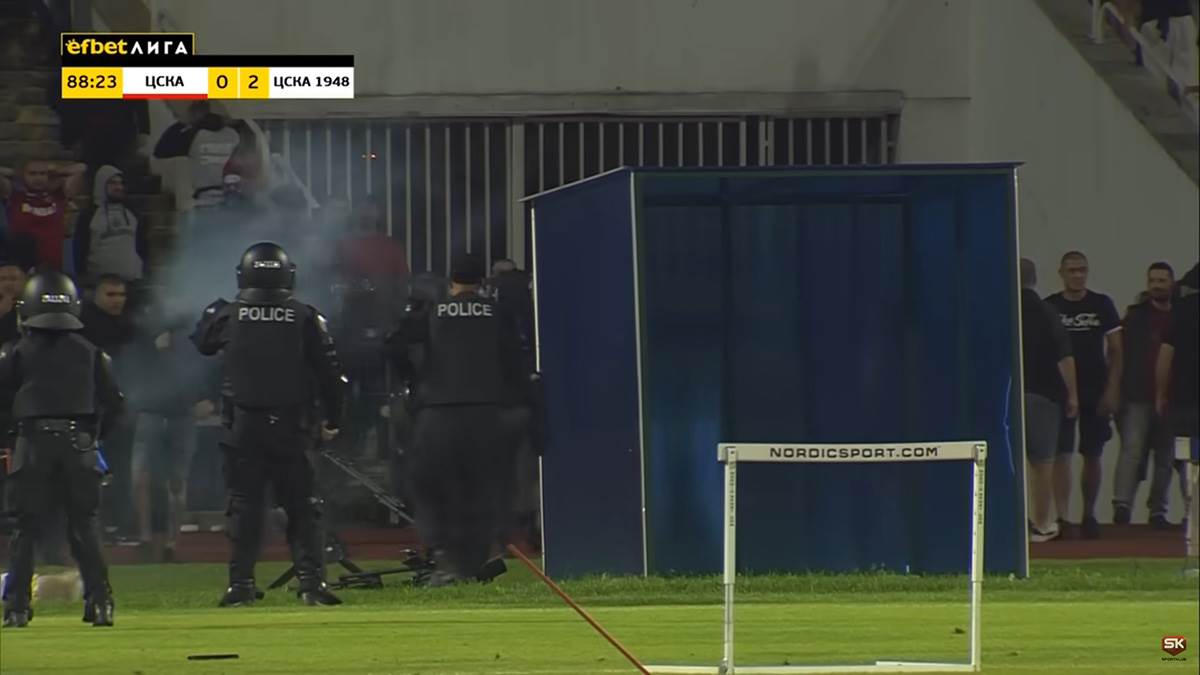 Navijači CSKA Upali Na Teren, Ne Da Se Tuku Nego Da Lome  (11) copy.jpg