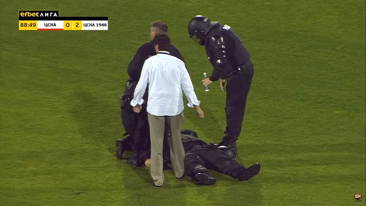 Navijači CSKA Upali Na Teren, Ne Da Se Tuku Nego Da Lome  (12) copy.jpg