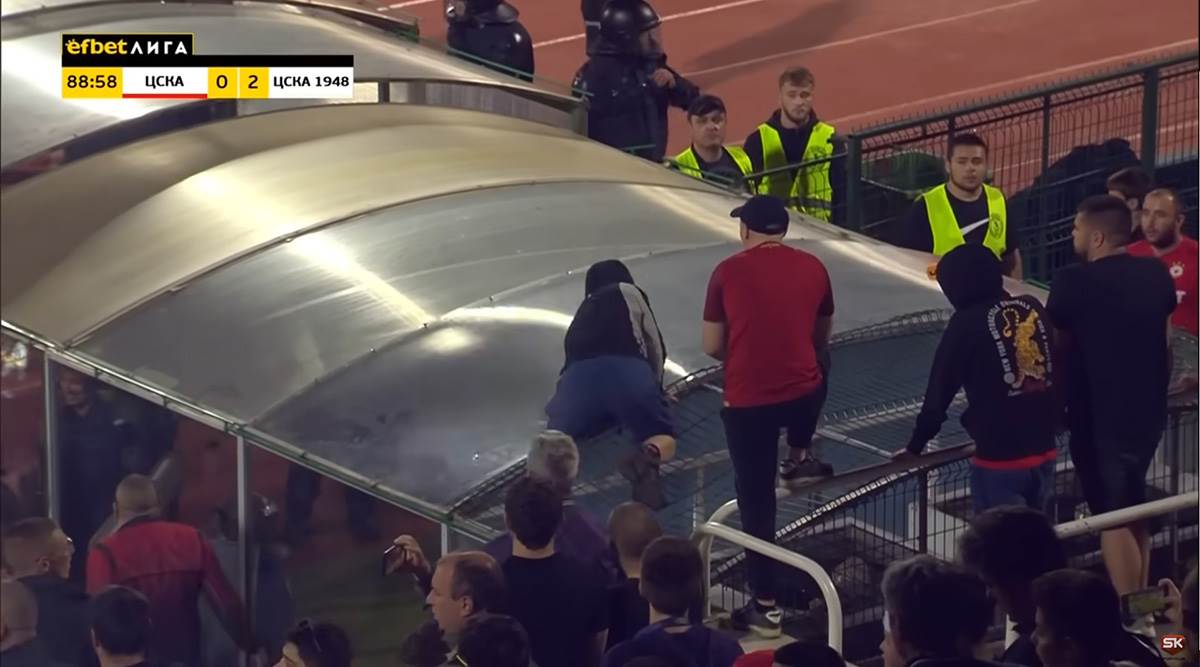 Navijači CSKA Upali Na Teren, Ne Da Se Tuku Nego Da Lome  (13) copy.jpg