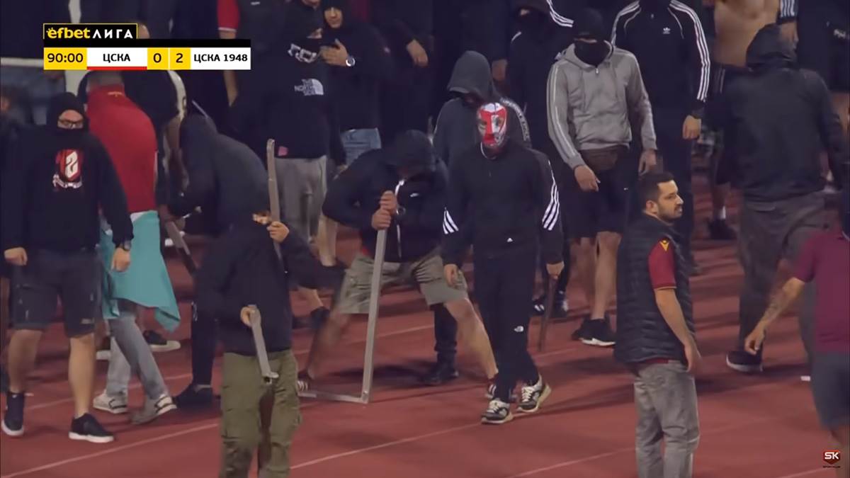 Navijači CSKA Upali Na Teren, Ne Da Se Tuku Nego Da Lome  (14) copy.jpg