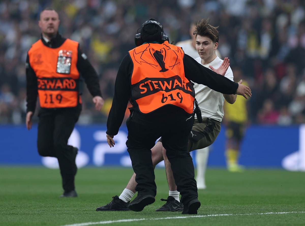 Navijač prekinuo finale Lige šampiona (2).jpg