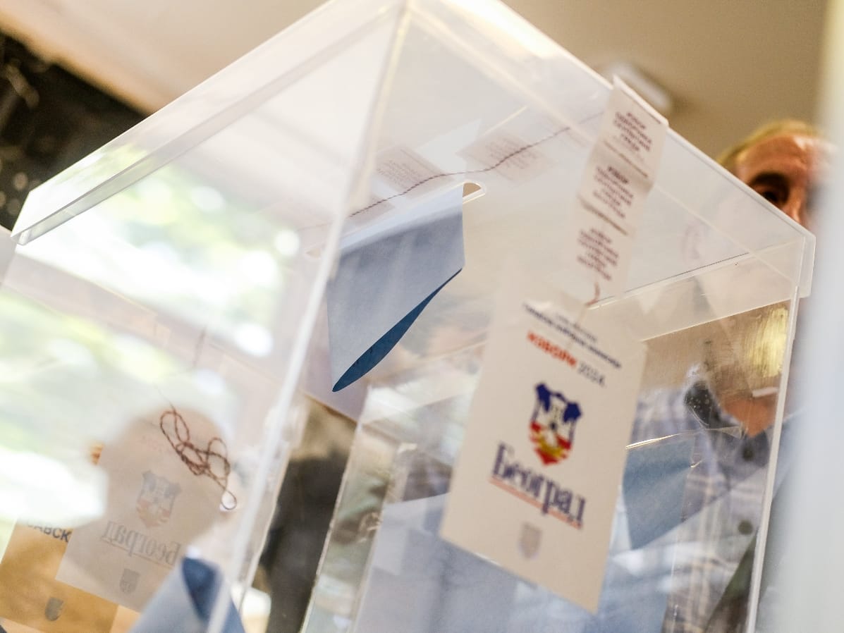 Izbori glasanje glasacka kutija pokrivalice (4).jpg