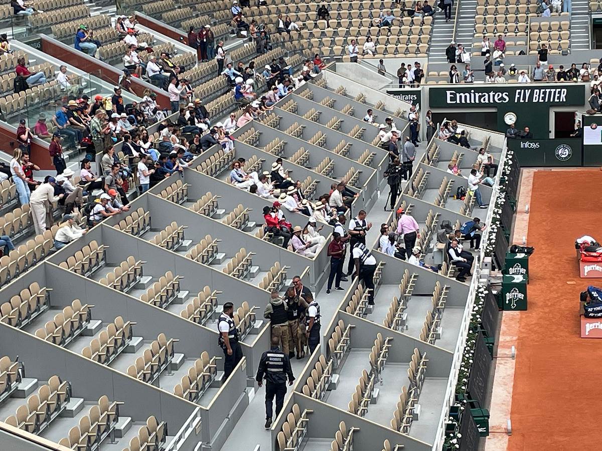 Obezbedjenje proverava ložu na Novakovom treningu (3) copy.jpg