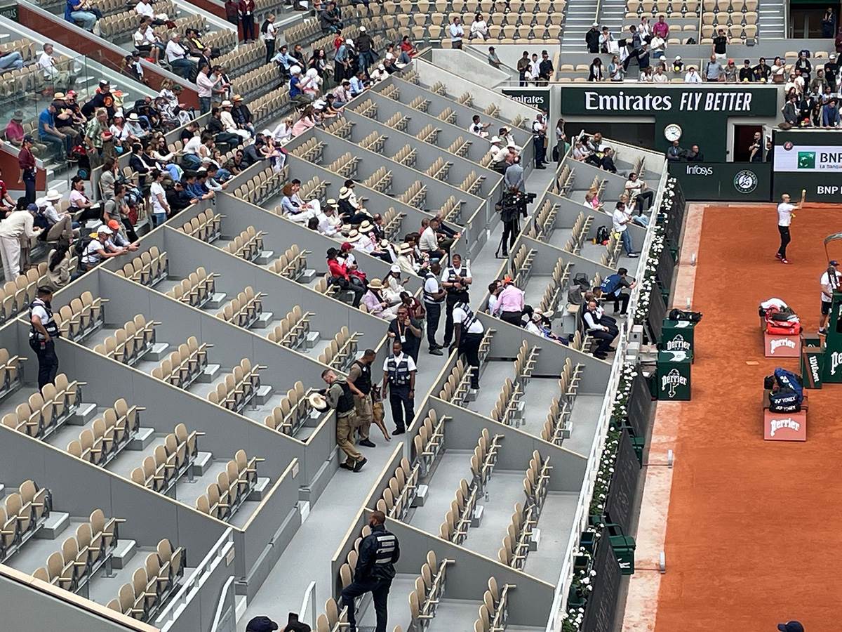 Obezbedjenje proverava ložu na Novakovom treningu (4) copy.jpg