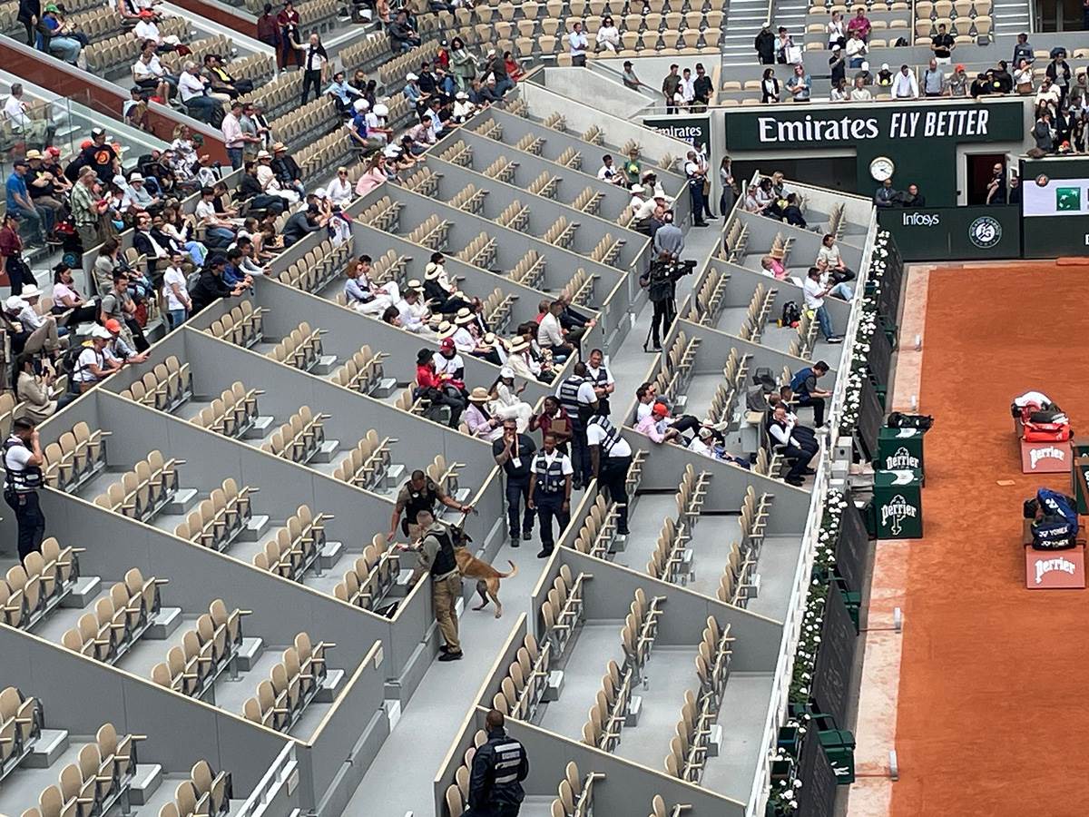 Obezbedjenje proverava ložu na Novakovom treningu (6) copy.jpg