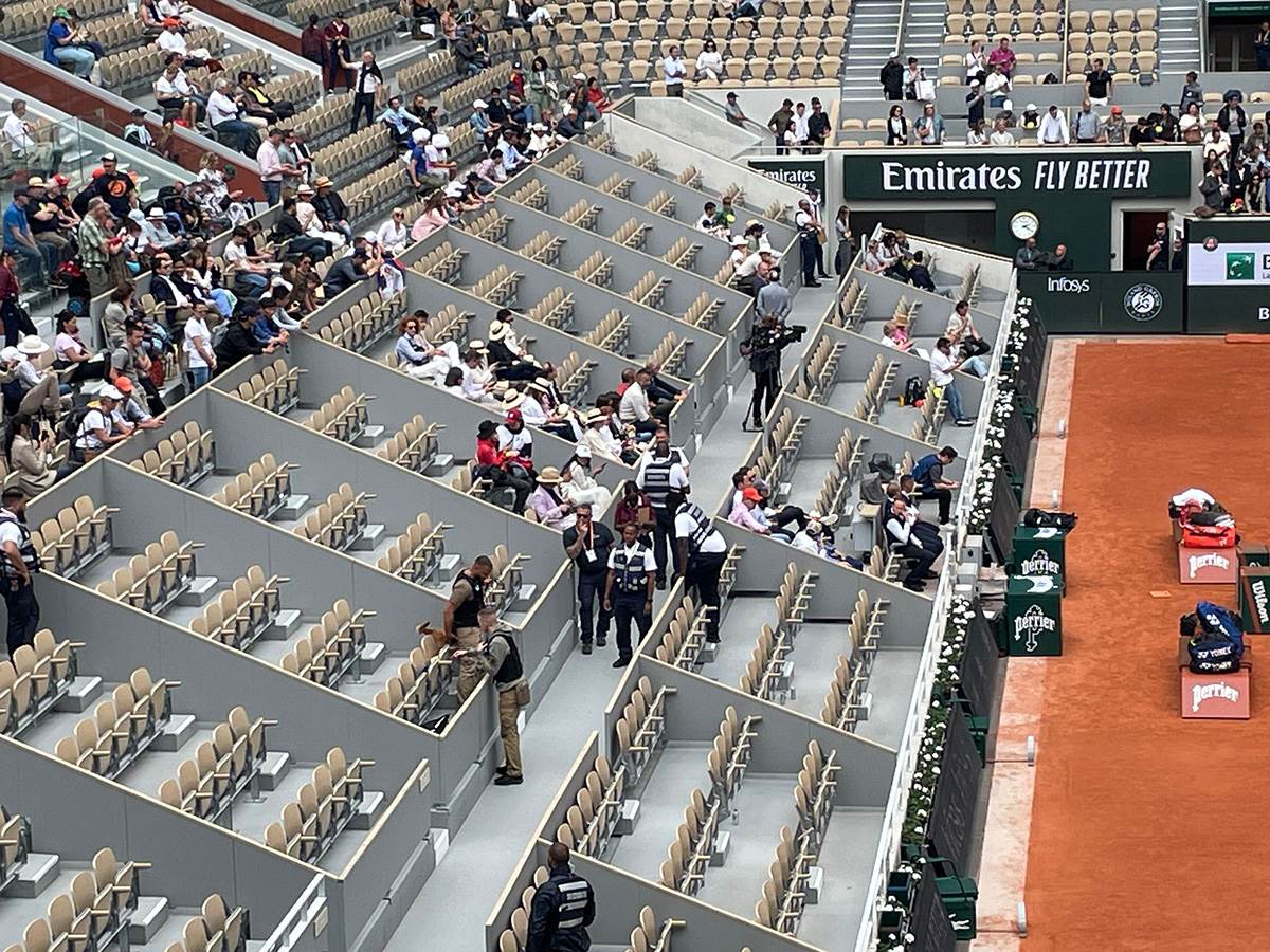 Obezbedjenje proverava ložu na Novakovom treningu (7) copy.jpg