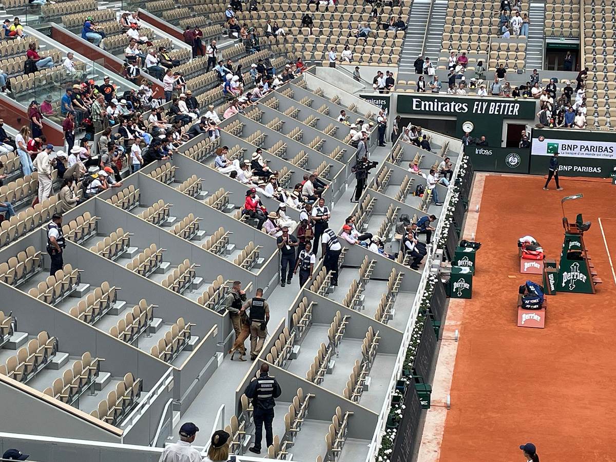 Obezbedjenje proverava ložu na Novakovom treningu (9) copy.jpg