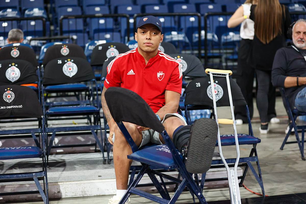 Yago na stakama usao u halu (1).jpg