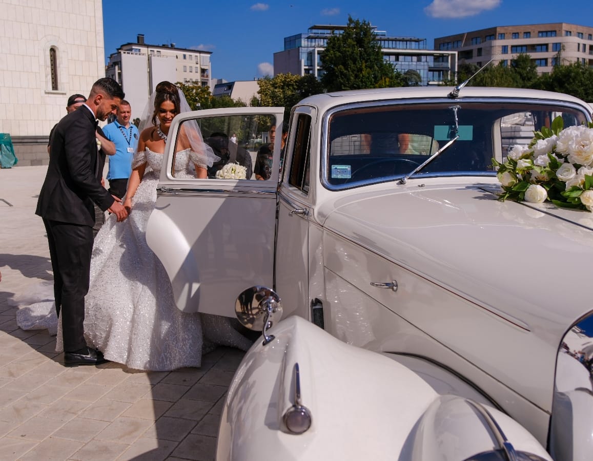 Tamara Milutinovic i Darko Jevtic napustili hram (3).jpg